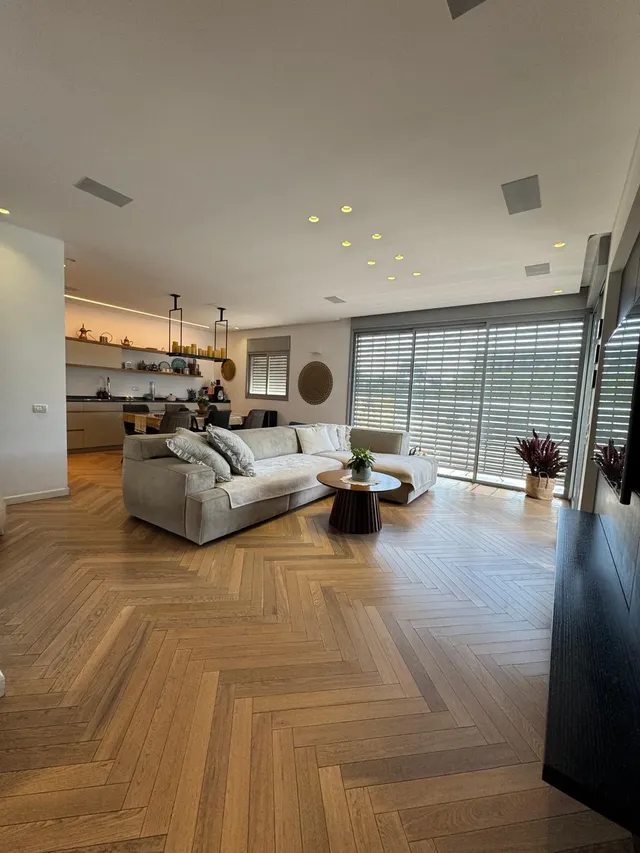 ז'בוטינסקי 31, גבעתיים